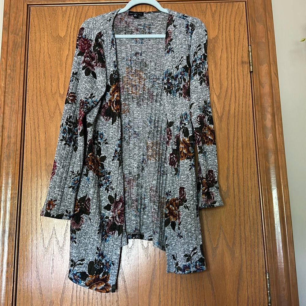 Beautiful lightweight sweater, excellent condition